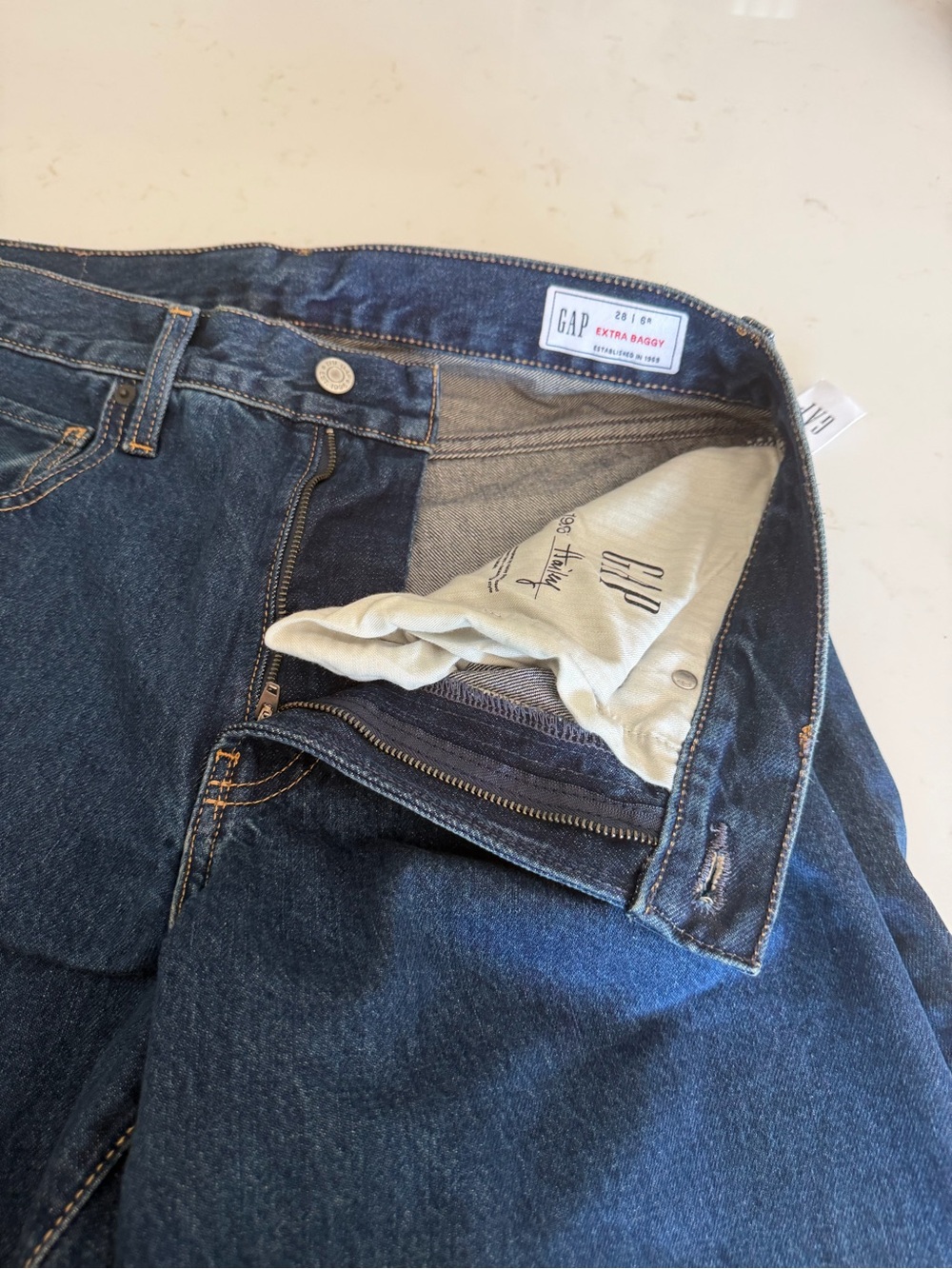Hailey Bieber Extra-baggy  -Jeans in Medium Indigo View 2